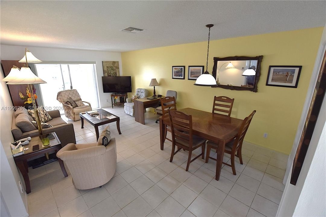 For Sale: $134,000 (2 beds, 1 baths, 829 Square Feet)