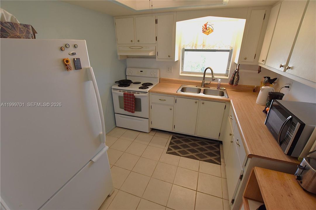 For Sale: $134,000 (2 beds, 1 baths, 829 Square Feet)