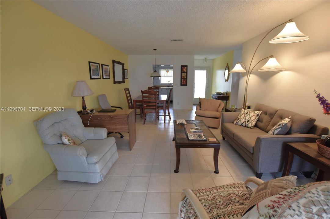 For Sale: $134,000 (2 beds, 1 baths, 829 Square Feet)