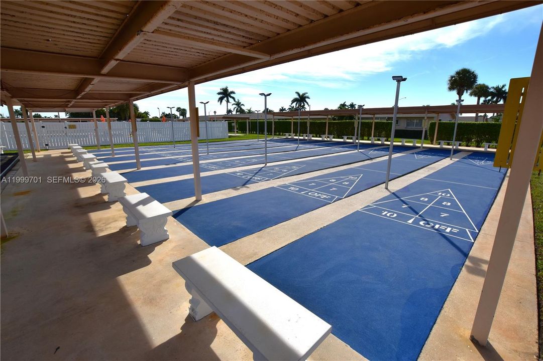 For Sale: $134,000 (2 beds, 1 baths, 829 Square Feet)