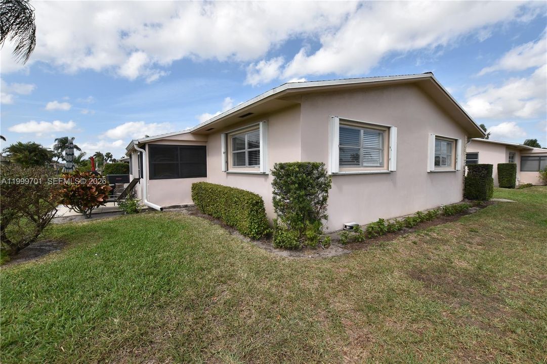 For Sale: $134,000 (2 beds, 1 baths, 829 Square Feet)