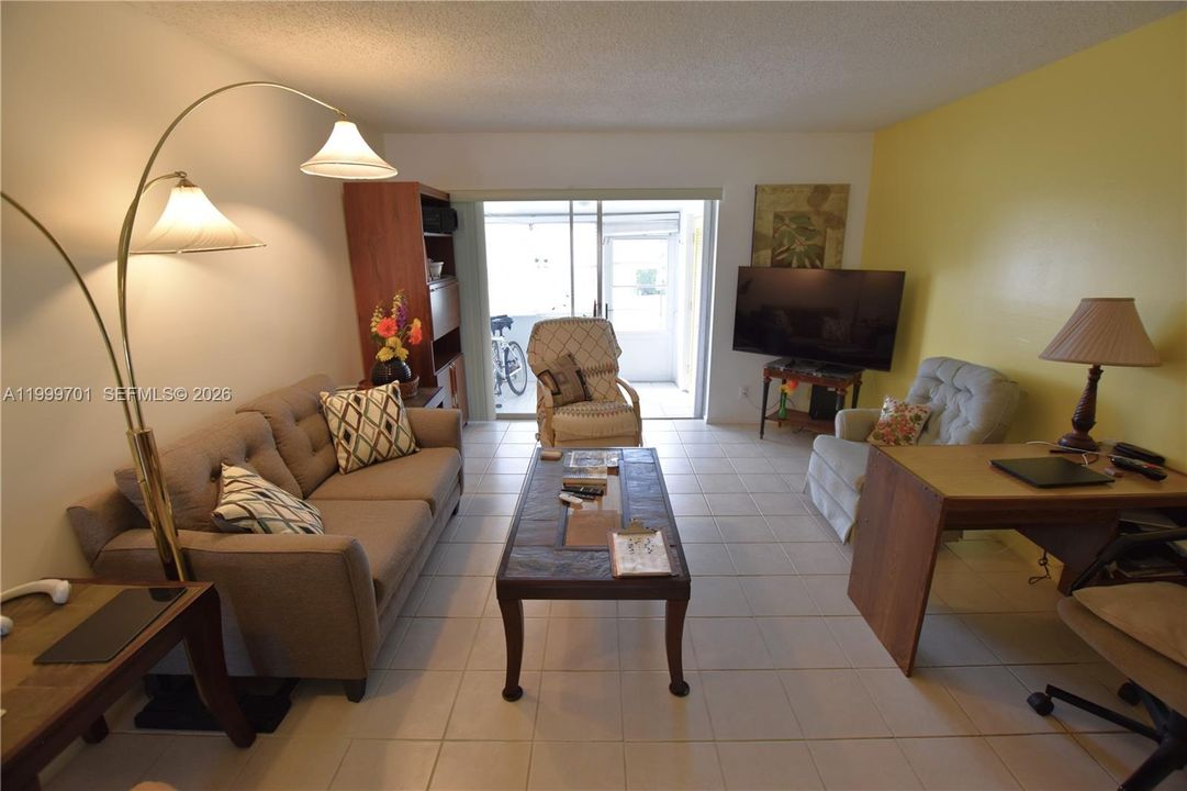 For Sale: $134,000 (2 beds, 1 baths, 829 Square Feet)