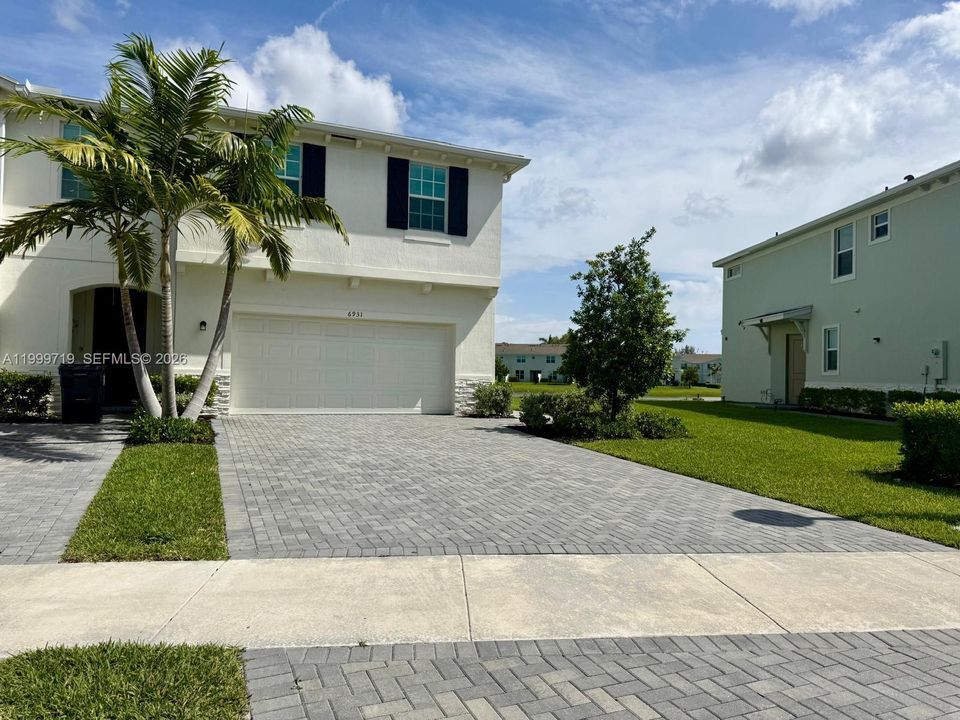Recently Rented: $3,200 (4 beds, 2 baths, 1754 Square Feet)