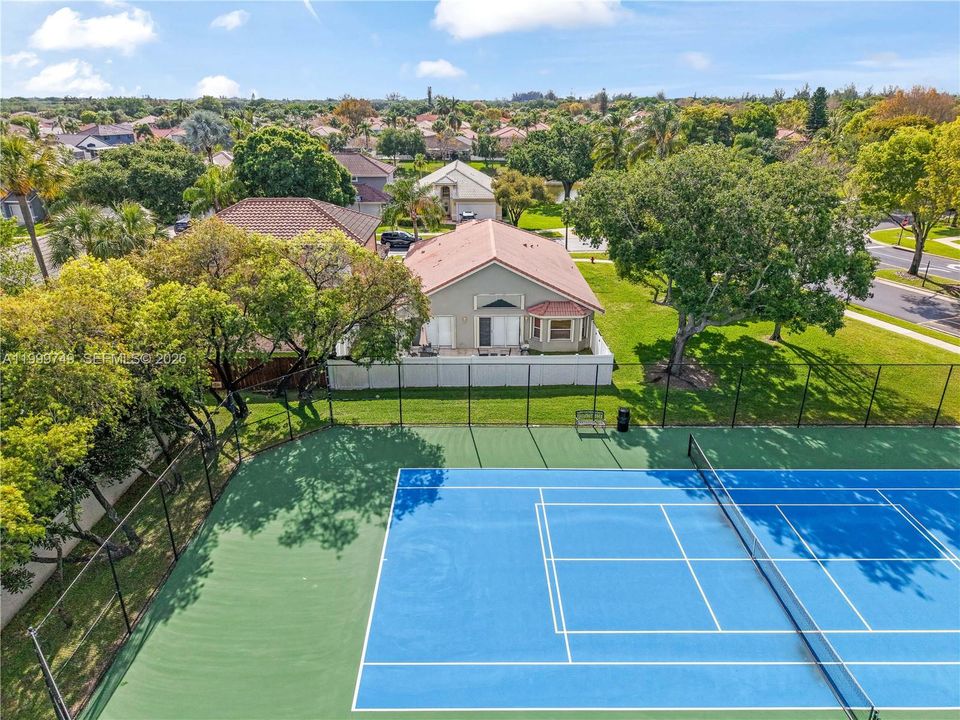 Под контрактом: $599,000 (3 спален, 2 ванн, 1877 Квадратных фут)