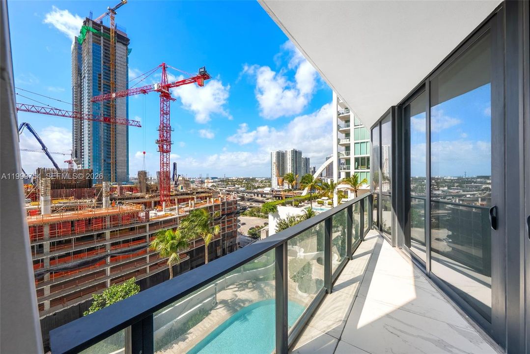 出租: $52,000 (6 贝兹, 6 浴室, 8400 平方英尺)