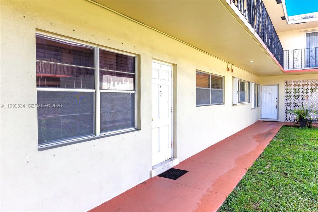 Active With Contract: $160,000 (1 beds, 1 baths, 667 Square Feet)