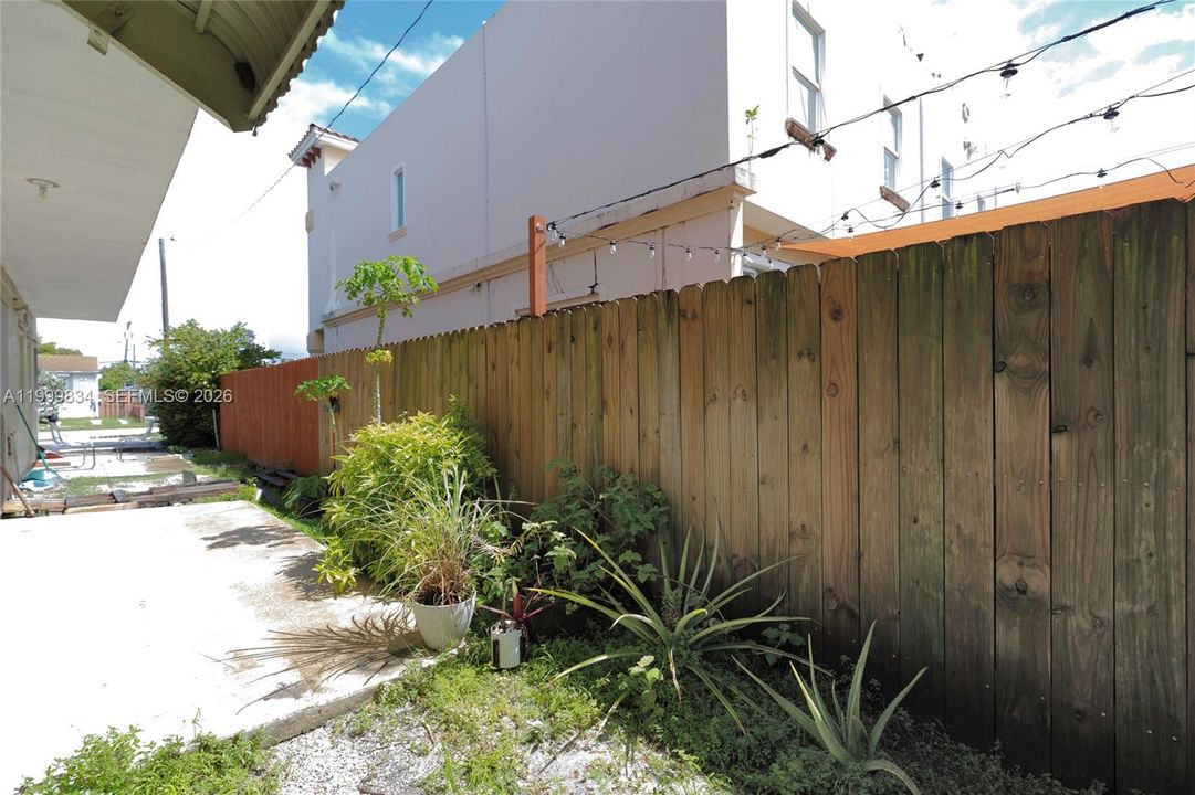 Active With Contract: $160,000 (1 beds, 1 baths, 667 Square Feet)