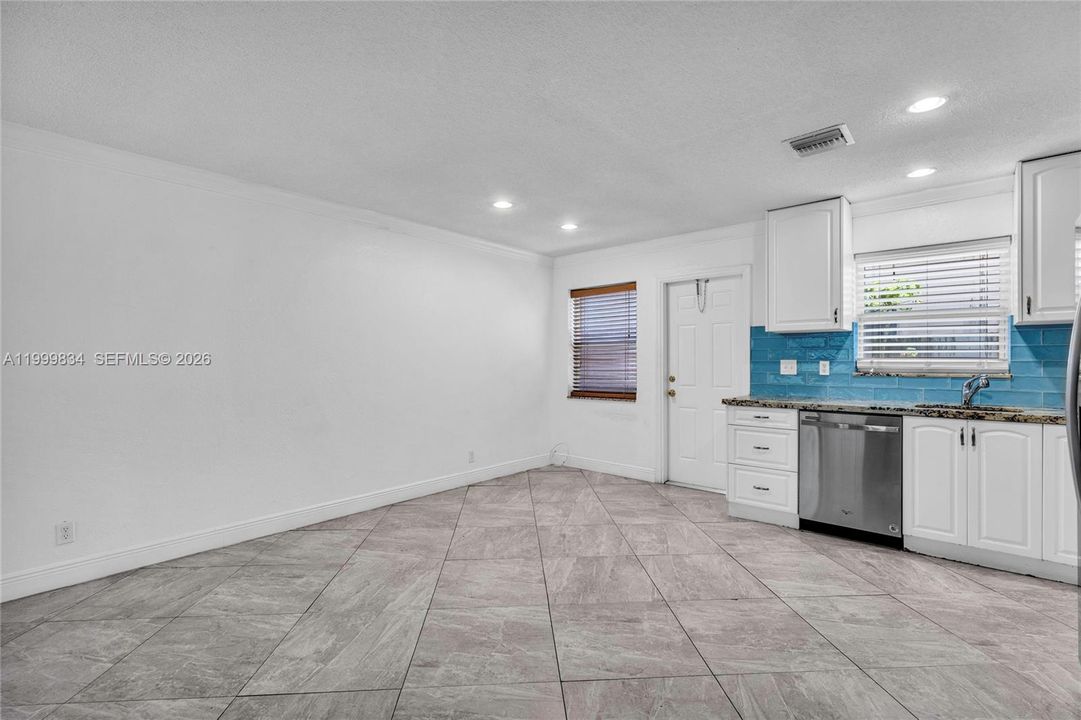 Active With Contract: $160,000 (1 beds, 1 baths, 667 Square Feet)