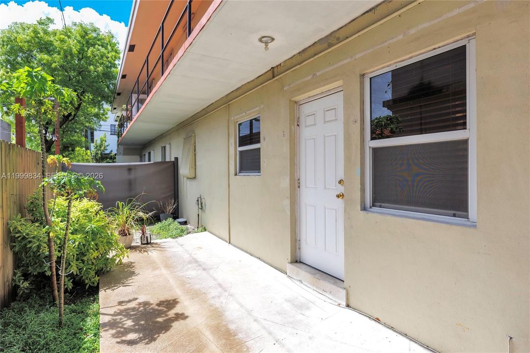 Active With Contract: $160,000 (1 beds, 1 baths, 667 Square Feet)