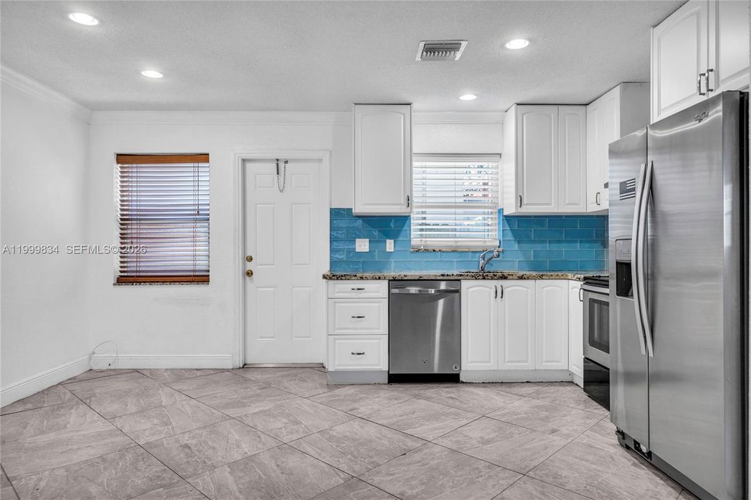 Active With Contract: $160,000 (1 beds, 1 baths, 667 Square Feet)