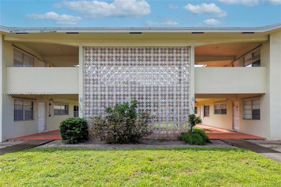 Active With Contract: $160,000 (1 beds, 1 baths, 667 Square Feet)