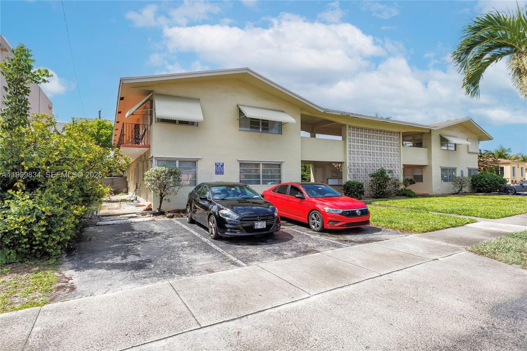 Active With Contract: $160,000 (1 beds, 1 baths, 667 Square Feet)