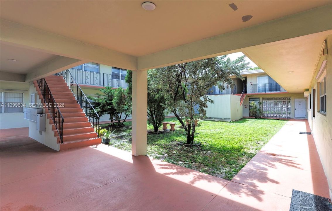 Active With Contract: $160,000 (1 beds, 1 baths, 667 Square Feet)