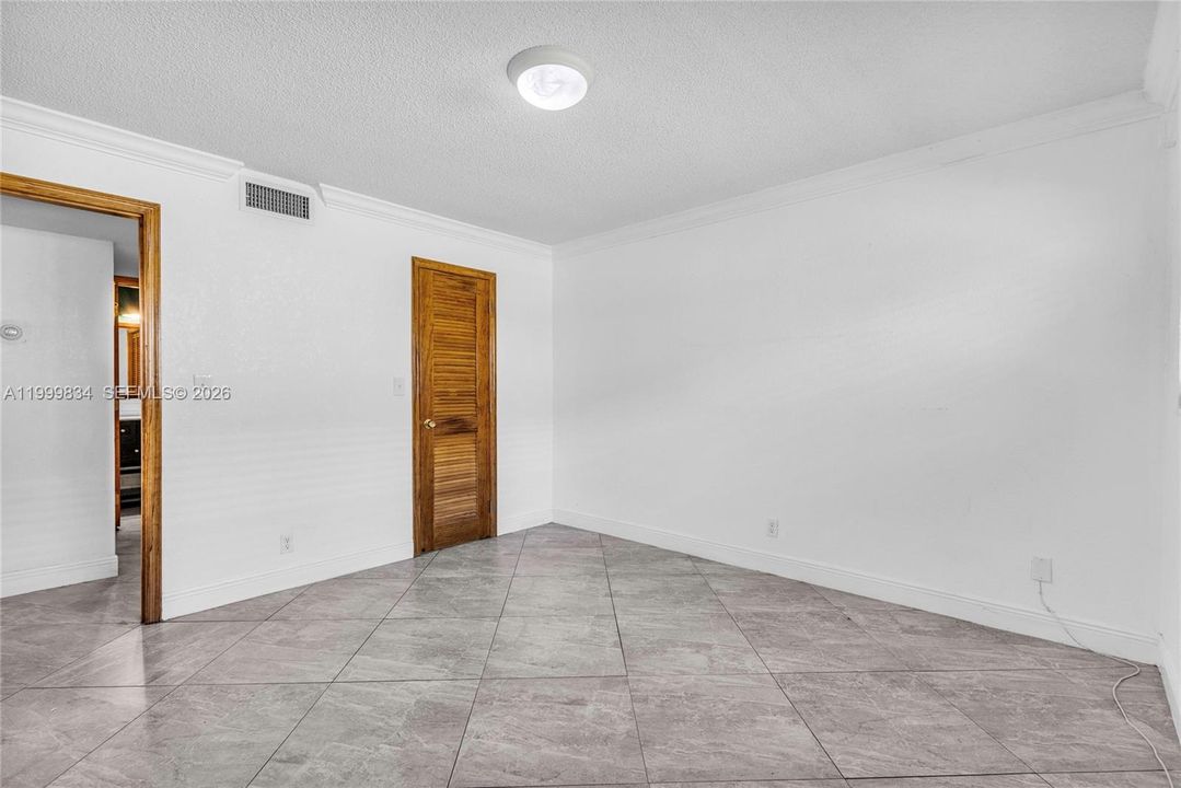 Active With Contract: $160,000 (1 beds, 1 baths, 667 Square Feet)