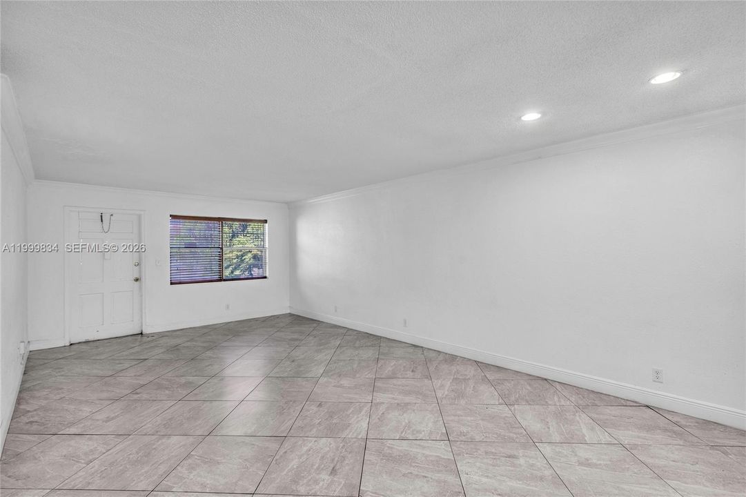 Active With Contract: $160,000 (1 beds, 1 baths, 667 Square Feet)
