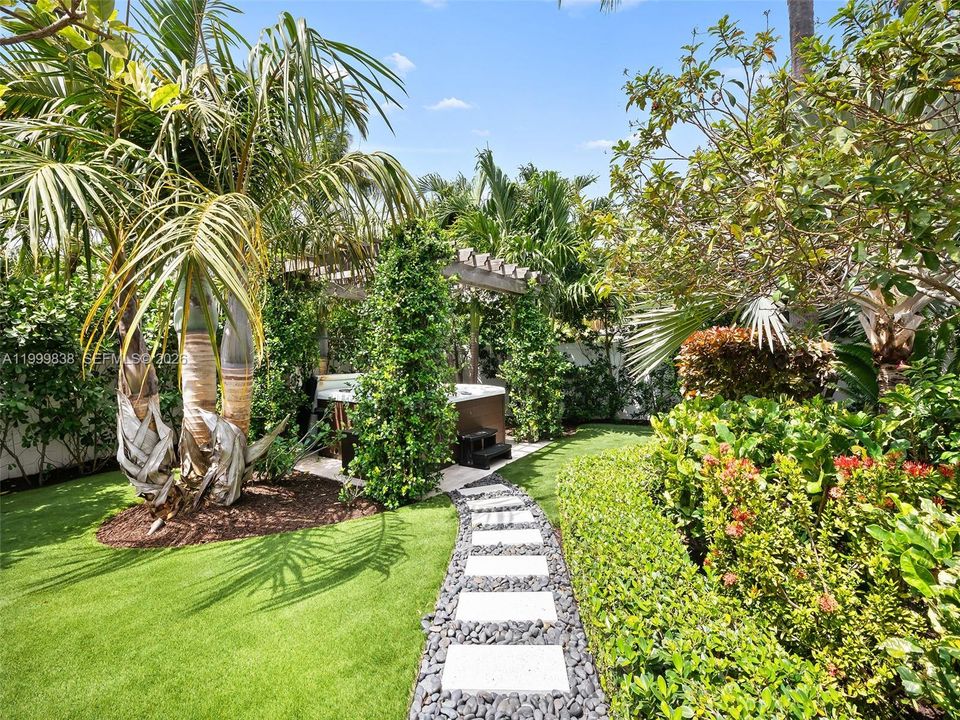 Lushly landscaped path to hot tub