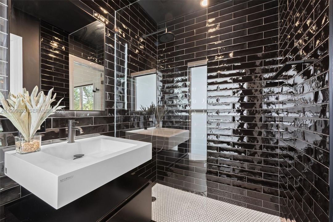 Guest room 1 en suite bath with seamless glass shower enclosure