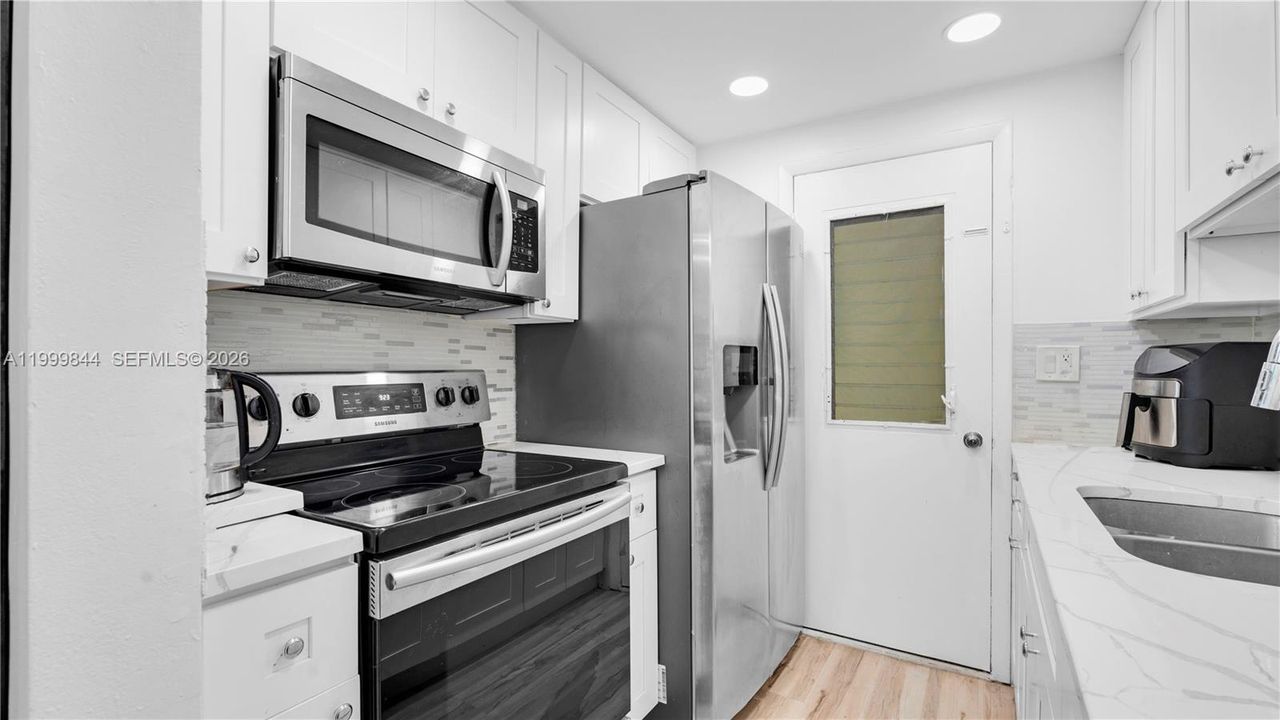 For Sale: $70,000 (1 beds, 1 baths, 688 Square Feet)