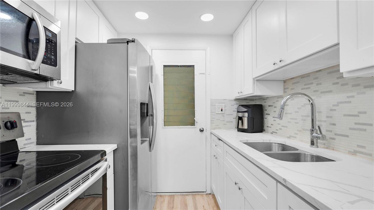 For Sale: $70,000 (1 beds, 1 baths, 688 Square Feet)