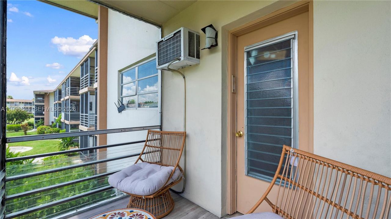 For Sale: $70,000 (1 beds, 1 baths, 688 Square Feet)
