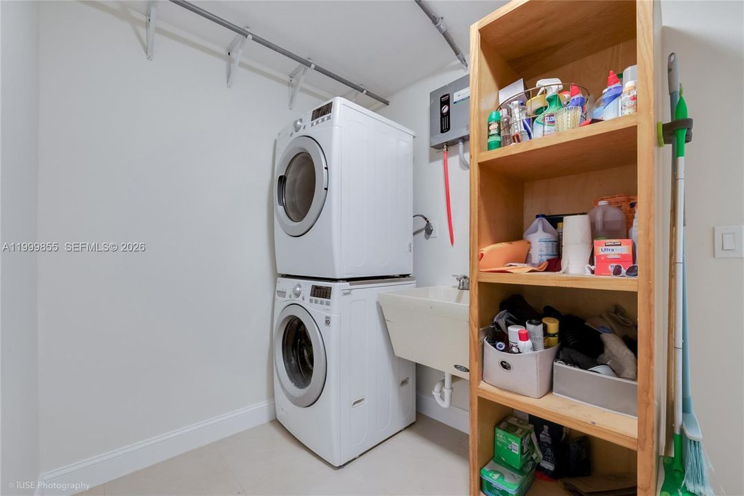 En Venta: $849,990 (4 camas, 3 baños, 1920 Pies cuadrados)