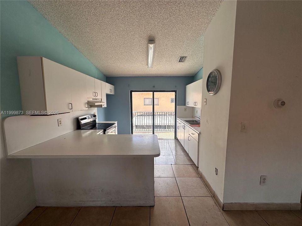 Active With Contract: $260,000 (2 beds, 2 baths, 925 Square Feet)