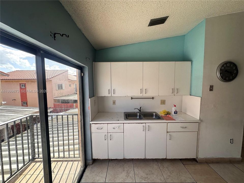 Active With Contract: $260,000 (2 beds, 2 baths, 925 Square Feet)
