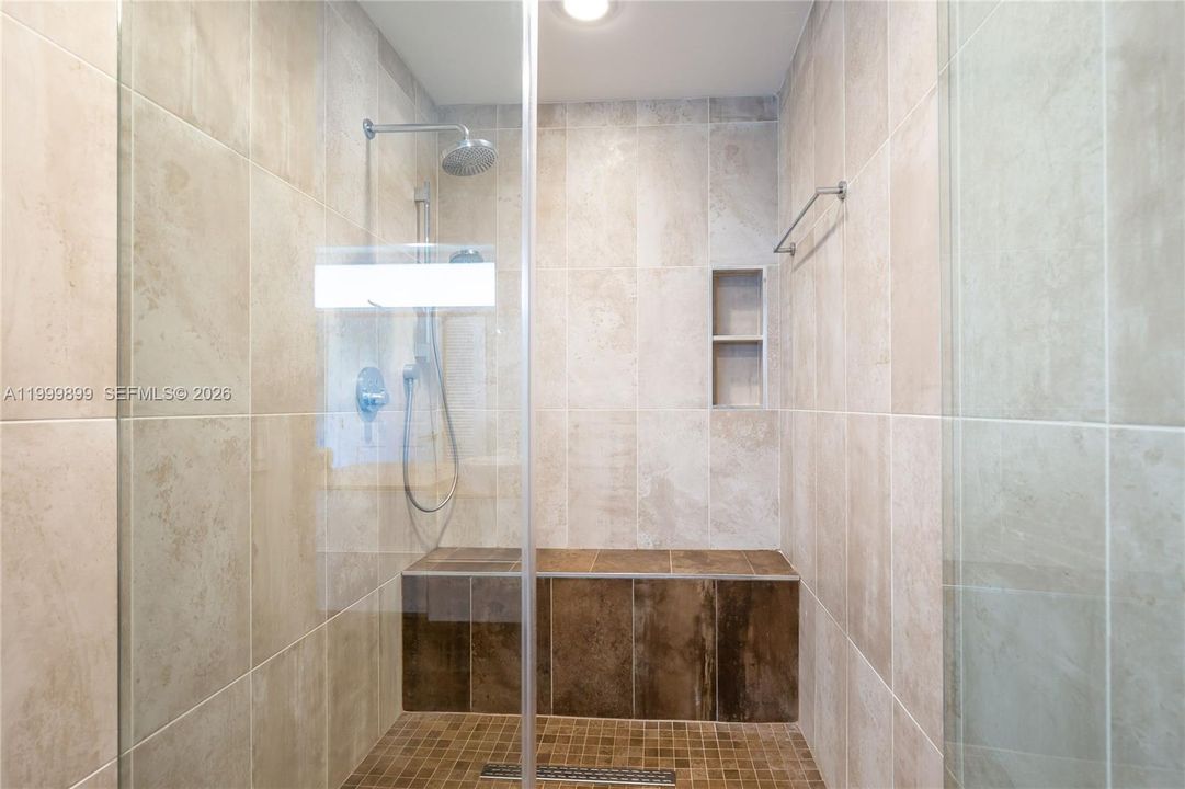 Activo con contrato: $8,500 (4 camas, 3 baños, 2106 Pies cuadrados)