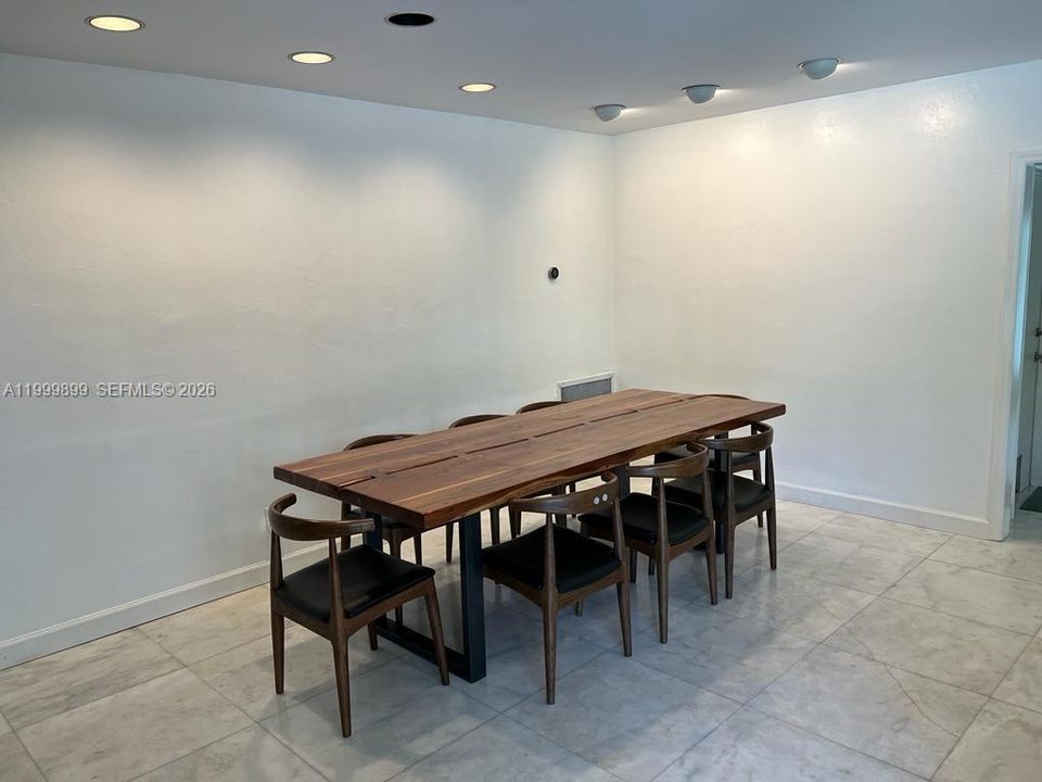 Activo con contrato: $8,500 (4 camas, 3 baños, 2106 Pies cuadrados)