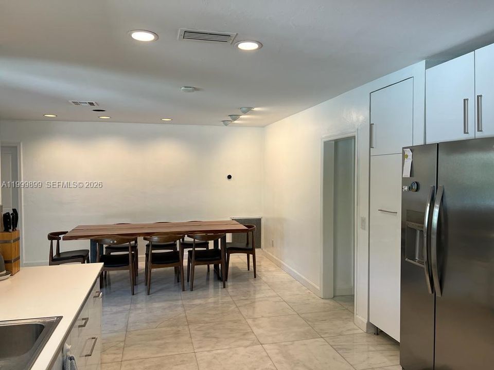 Activo con contrato: $8,500 (4 camas, 3 baños, 2106 Pies cuadrados)