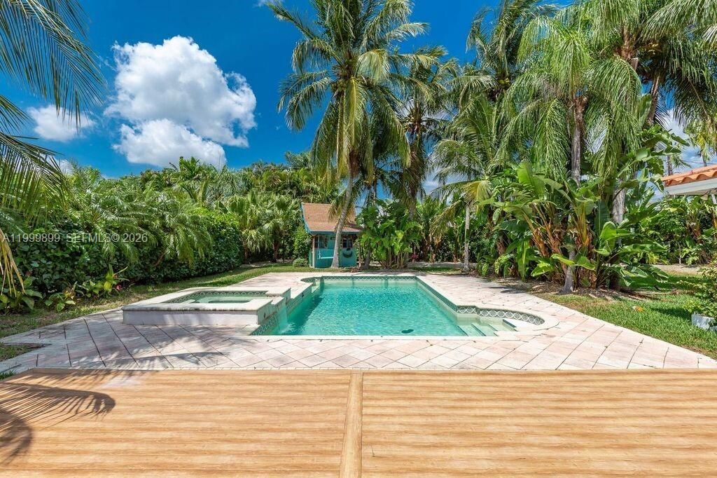 Activo con contrato: $8,500 (4 camas, 3 baños, 2106 Pies cuadrados)