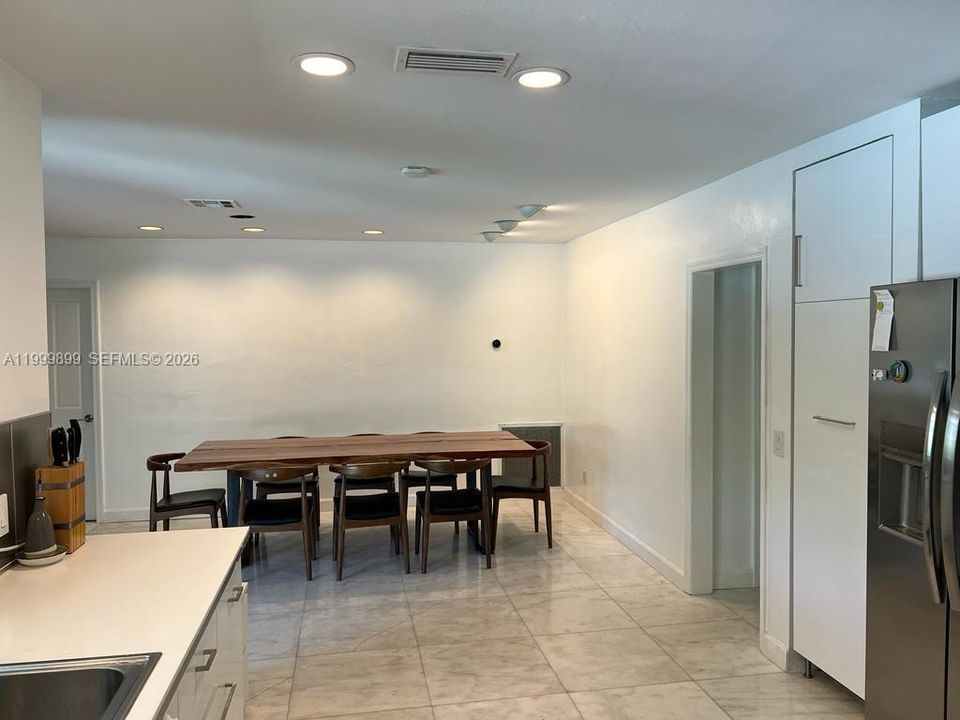 Activo con contrato: $8,500 (4 camas, 3 baños, 2106 Pies cuadrados)