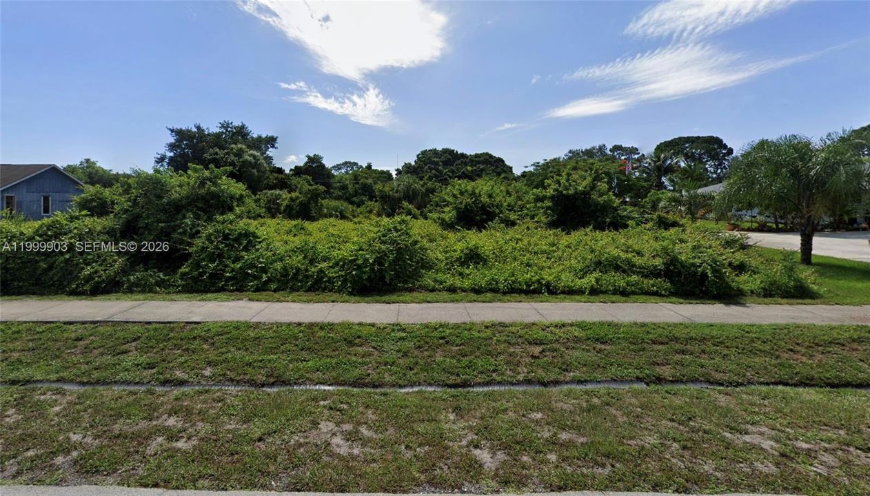 На продажу: $165,000 (0.43 acres)