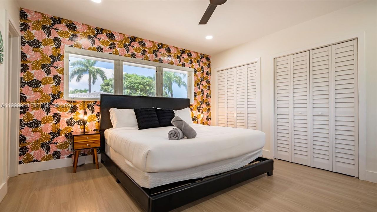出租: $13,995 (6 贝兹, 5 浴室, 2777 平方英尺)