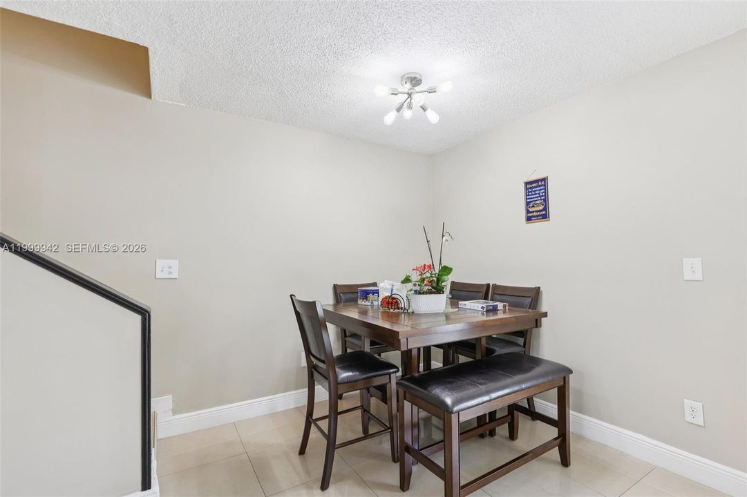 Vendido Recientemente: $370,000 (2 camas, 2 baños, 952 Pies cuadrados)
