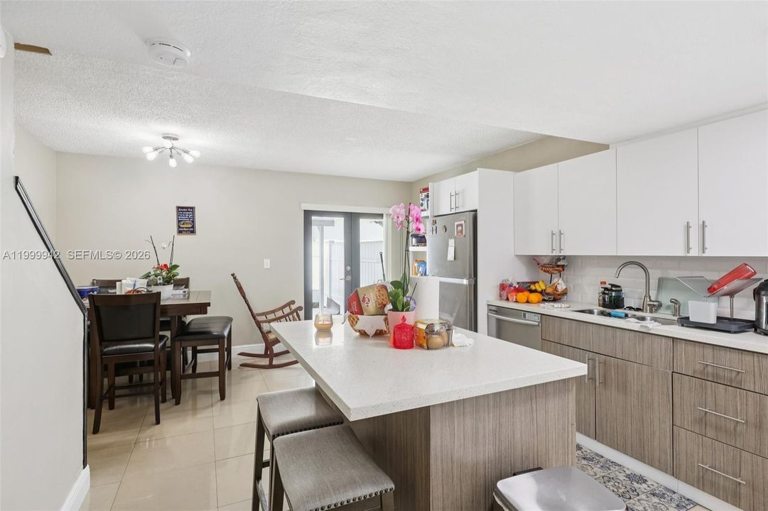 Vendido Recientemente: $370,000 (2 camas, 2 baños, 952 Pies cuadrados)