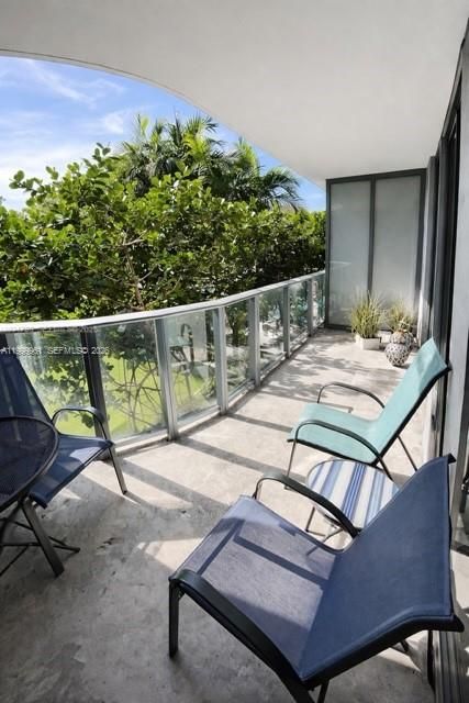 For Sale: $495,000 (1 beds, 1 baths, 681 Square Feet)