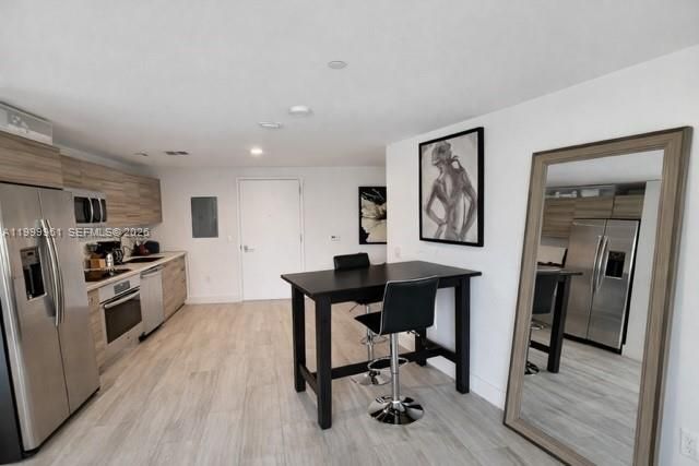For Sale: $495,000 (1 beds, 1 baths, 681 Square Feet)