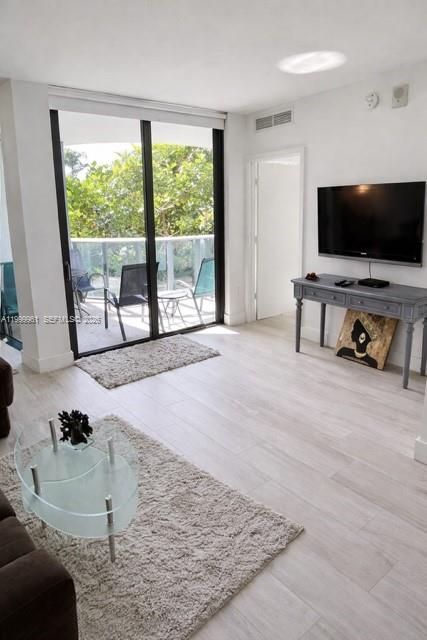 For Sale: $495,000 (1 beds, 1 baths, 681 Square Feet)