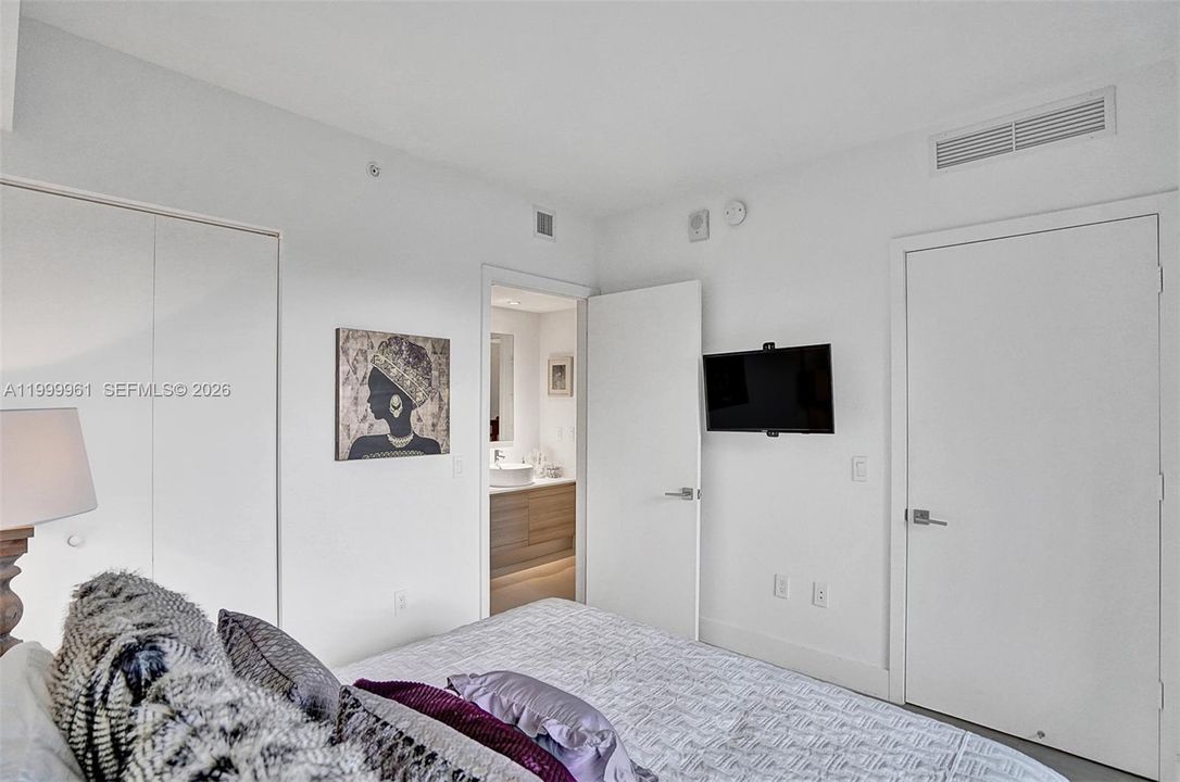For Sale: $495,000 (1 beds, 1 baths, 681 Square Feet)