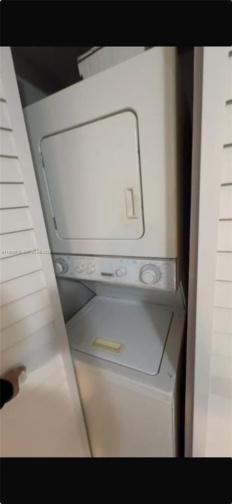 For Sale: $200,000 (1 beds, 1 baths, 679 Square Feet)