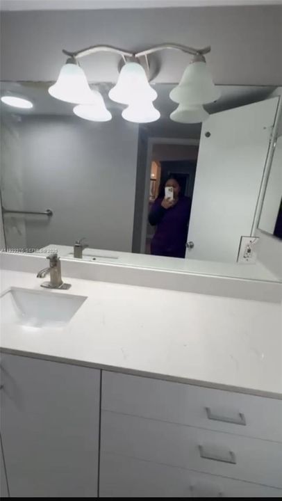 For Sale: $200,000 (1 beds, 1 baths, 679 Square Feet)