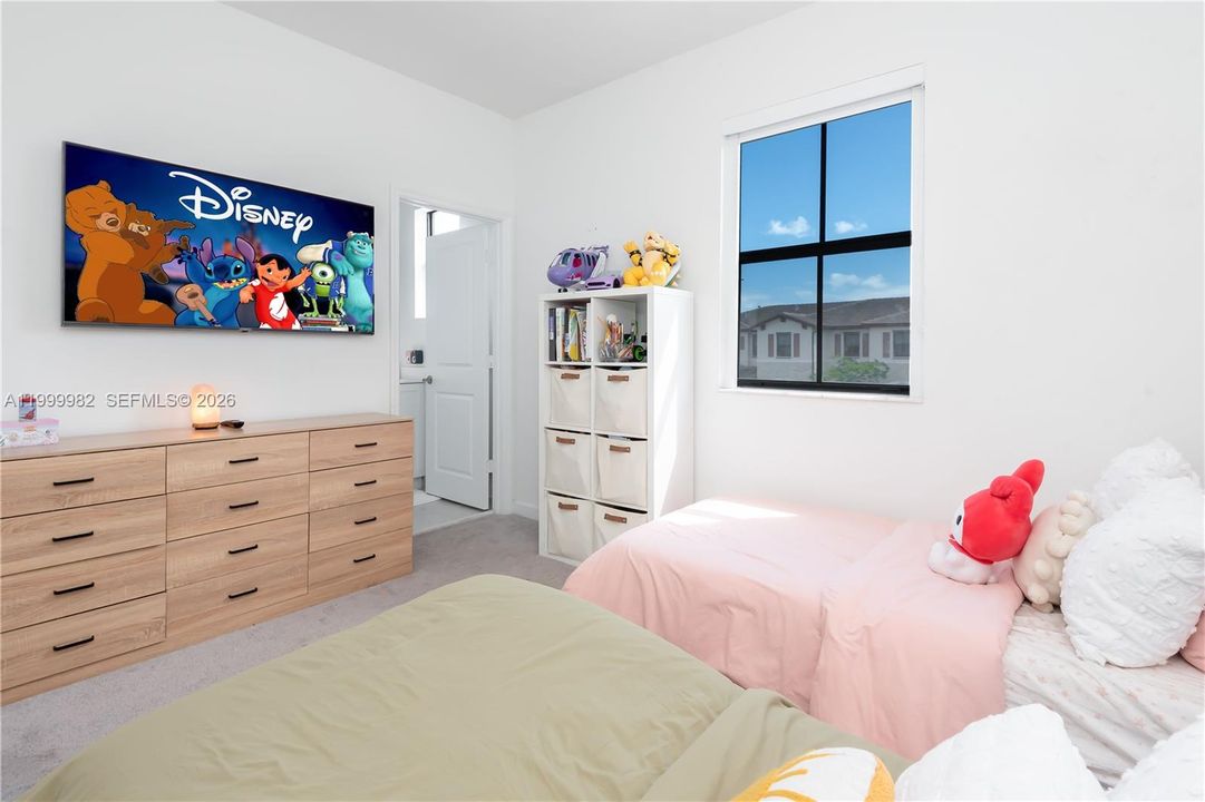For Sale: $445,000 (3 beds, 3 baths, 1328 Square Feet)