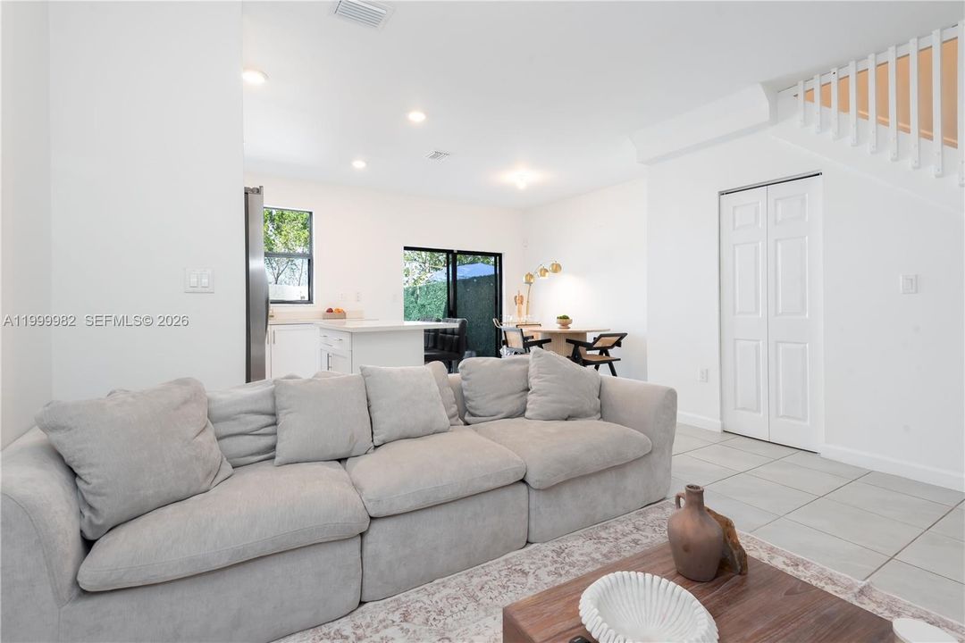 For Sale: $445,000 (3 beds, 3 baths, 1328 Square Feet)