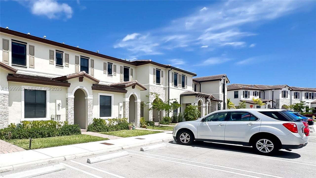 For Sale: $445,000 (3 beds, 3 baths, 1328 Square Feet)