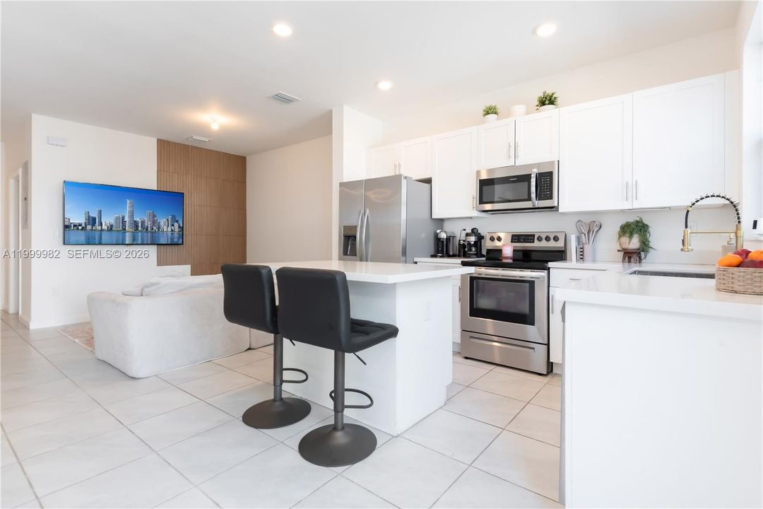 For Sale: $445,000 (3 beds, 3 baths, 1328 Square Feet)