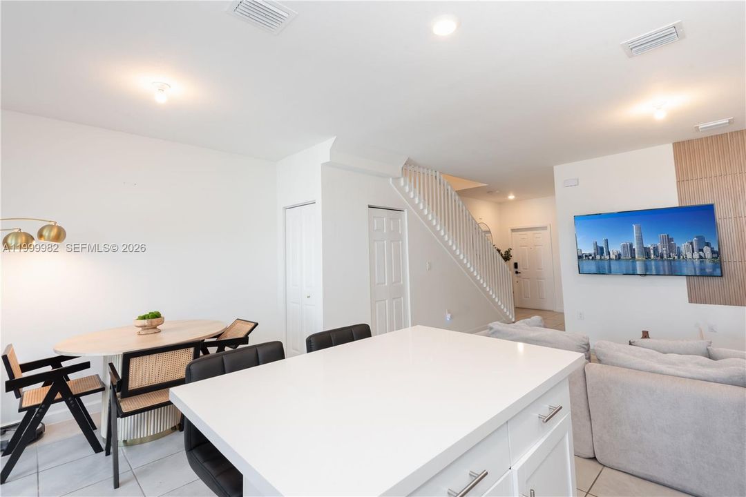 For Sale: $445,000 (3 beds, 3 baths, 1328 Square Feet)