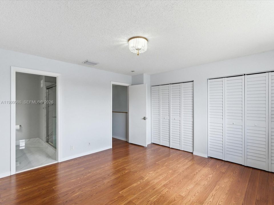 Activo con contrato: $3,900 (4 camas, 2 baños, 1728 Pies cuadrados)
