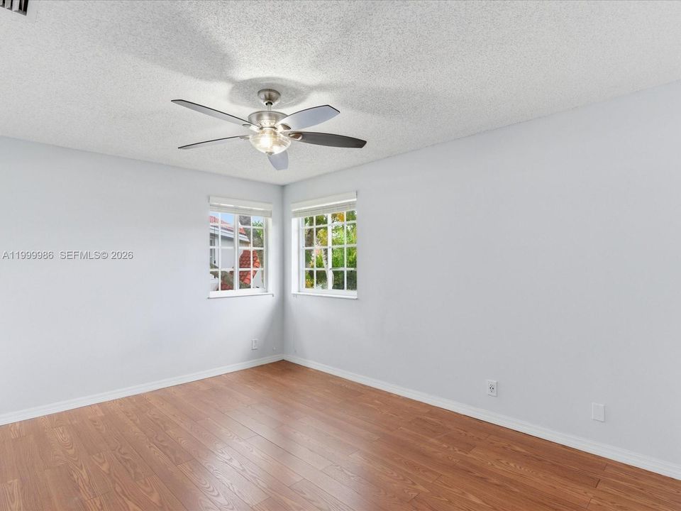 Activo con contrato: $3,900 (4 camas, 2 baños, 1728 Pies cuadrados)