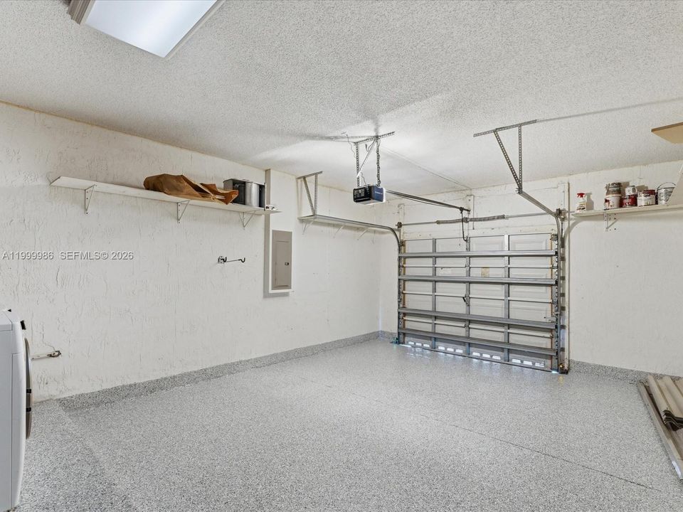 Activo con contrato: $3,900 (4 camas, 2 baños, 1728 Pies cuadrados)
